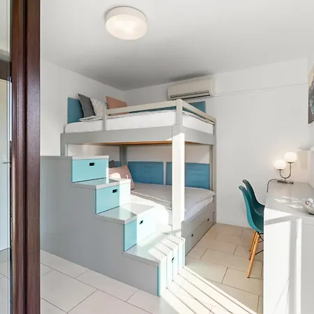 Grand With 3 Bedrooms In Porec! דירה