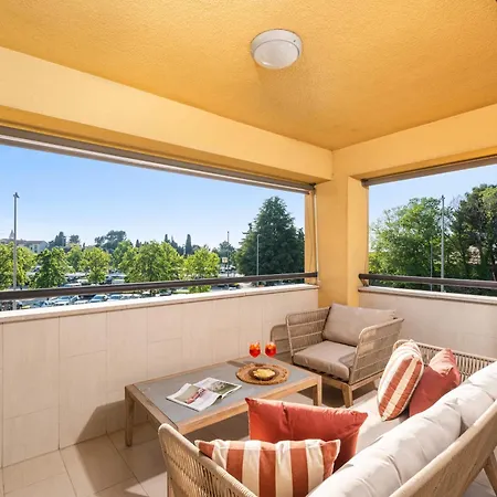 דירה Grand With 3 Bedrooms In Porec! פורץ
