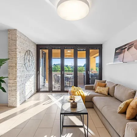 Grand With 3 Bedrooms In Porec! * פורץ