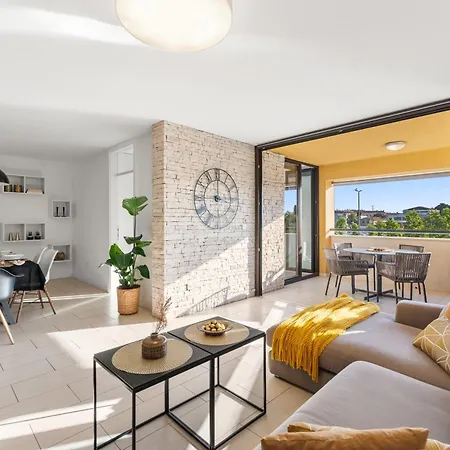 Grand With 3 Bedrooms In Porec! פורץ