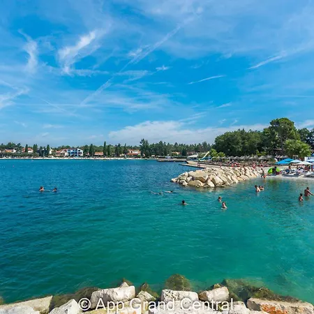 Grand With 3 Bedrooms In Porec! דירה *