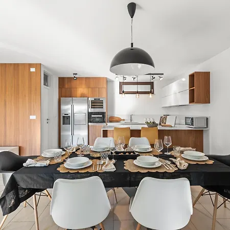 Grand With 3 Bedrooms In Porec! פורץ