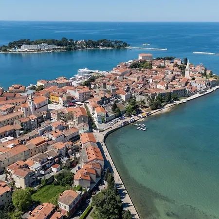 Grand With 3 Bedrooms In Porec! דירה *
