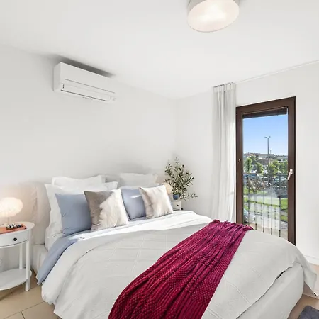 Grand With 3 Bedrooms In Porec! דירה