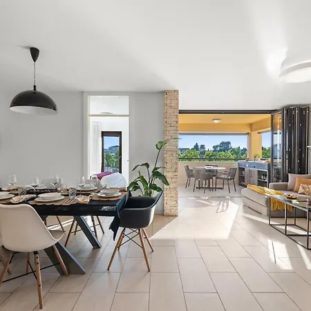 Grand With 3 Bedrooms In Porec! Apartment