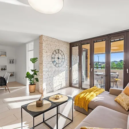Grand With 3 Bedrooms In Porec! Apartment *