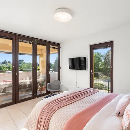 Grand With 3 Bedrooms In Porec! Apartment Porec