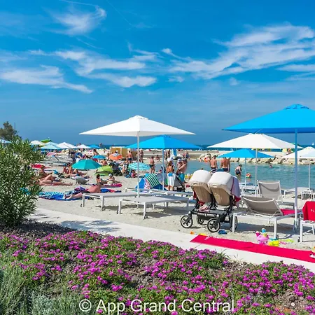 Grand With 3 Bedrooms In Porec! פורץ