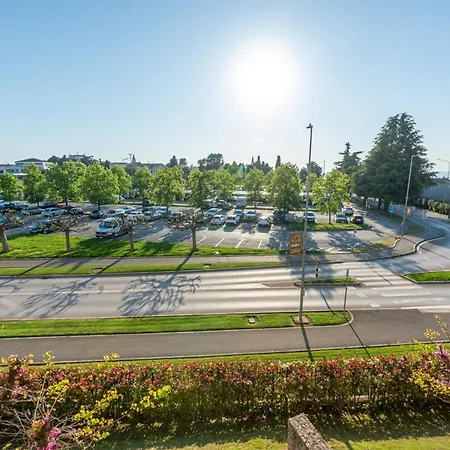 Grand With 3 Bedrooms In Porec! Apartment